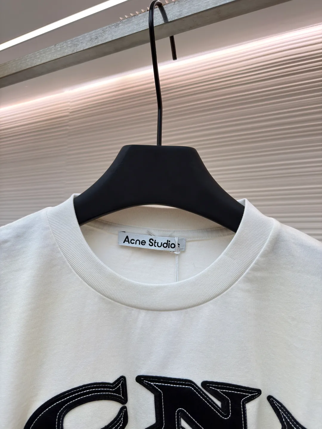Acne Studios old logo fake two-piece long sleeves ●Original version: purchased and developed for 5500 ●Item number: 1681410-A65 ●Fabric: plain cotton fabric ●Technology: Glue printing production ●Color: white ●Version: fitted version ●Weight: about 400 grams ●Size: S-M-L-XL ●Description: Customized elegant cotton double-ply soft plain weave fabric and plaid moire memory plain weave cotton, soft and delicate, comfortable and close to the skin A hint of calmness and restraint in gray-toned green exudes a quiet and deep beauty. The ACNE GYM logo on the body is outlined with powerful white lines. For Everyone is simple but contains profound meaning. The old-fashioned effect that is inadvertently smudged meets the carrier of retro sentiment. It makes a stunning appearance in a fake two-piece version. It cleverly simulates the layering effect and is full of fashionable tension. Make every outfit a fashionable feast, using imported machine appliqué technology. Use advanced computer control systems and precision mechanical components to implement ACNE GYM appliqué operations. Present an embroidery effect with both clarity and three-dimensionality, using glue printing. The printing has been modified three times with film screens. Use glue liquid paint to print the pattern on the fabric. Bake the fabric to fix the printing pattern, and use the gradient old-fashioned spray process. Spray dyes of different colors on the surface of the fabric. Realize that clothes can show rich color changes under different lights and increase visual layering. The overall wiring is straight and delicate, the fabric is comfortable and soft, and the color is consistent without color difference. It can be matched with the same style to create a fashionable look and control various occasions. Customized accessories, complete with three standards, same style for men and women!